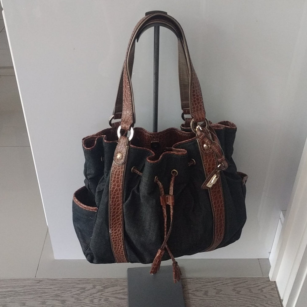 Beautiful shoulder bag by Liz Claiborne 🍀